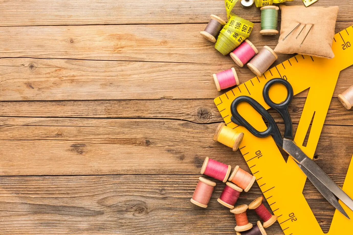 Draufsicht auf einen Faden mit Textfreiraum und einer Schere.